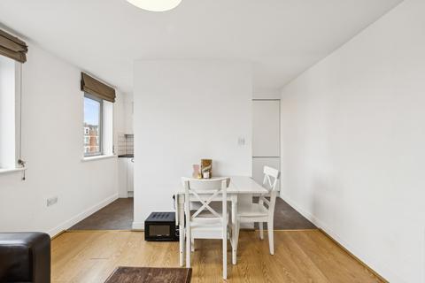 2 bedroom flat to rent, Wallace Court, London SW17