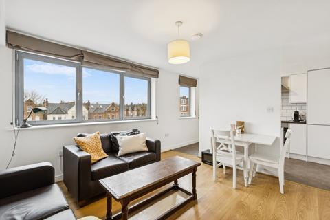 2 bedroom flat to rent, Wallace Court, London SW17