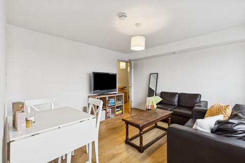 2 bedroom flat to rent, Wallace Court, London SW17