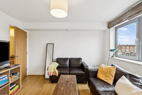 2 bedroom flat to rent, Wallace Court, London SW17