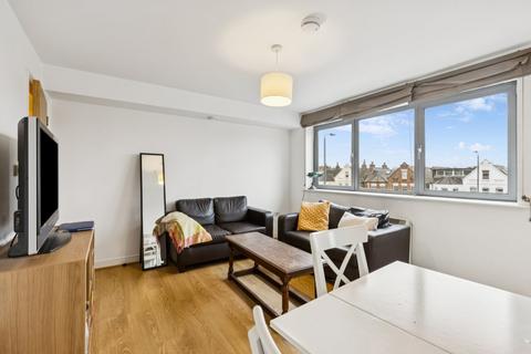 2 bedroom flat to rent, Wallace Court, London SW17
