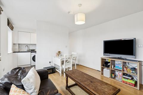 2 bedroom flat to rent, Wallace Court, London SW17