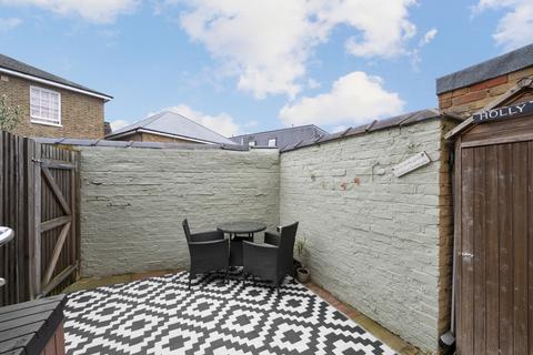 6 Grove Footpath, Surbiton, KT5 8AT