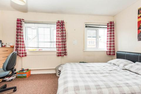 5 bedroom semi-detached house to rent, Harvest Road, Egham TW20