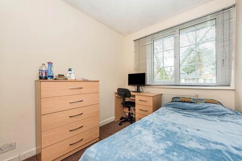 5 bedroom semi-detached house to rent, Harvest Road, Egham TW20
