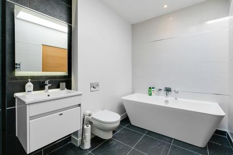 2 bedroom apartment to rent, TW8 Concord Hse 14