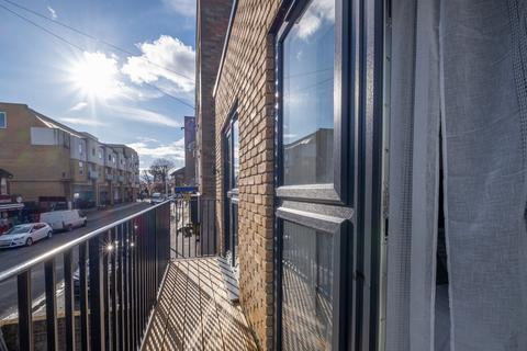 2 bedroom apartment to rent, UB7 Fairfield Rd 29-2