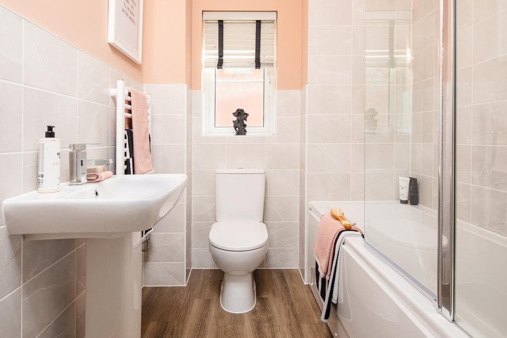 Family bathroom in the Combe 2 bedroom home