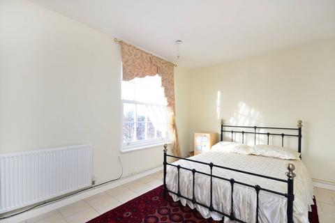 3 bedroom flat to rent, Sundew Avenue, Shepherd's Bush, London, W12