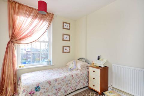 3 bedroom flat to rent, Sundew Avenue, Shepherd's Bush, London, W12