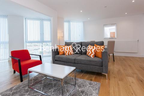 3 bedroom apartment to rent, High Street, Stratford E15