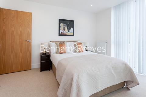 3 bedroom apartment to rent, High Street, Stratford E15