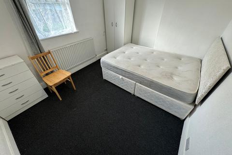 2 bedroom flat to rent, High Street, Cranford, Hounslow, TW5