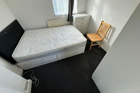 2 bedroom flat to rent, High Street, Cranford, Hounslow, TW5