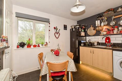 2 bedroom flat for sale, Deer Way, Horsham, West Sussex