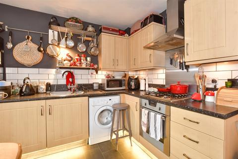 2 bedroom flat for sale, Deer Way, Horsham, West Sussex