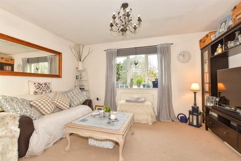 2 bedroom flat for sale, Deer Way, Horsham, West Sussex