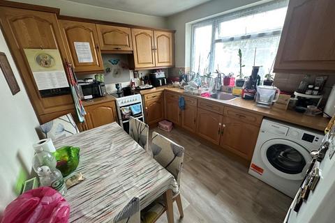 1 bedroom flat to rent, Stratton Close, Edgware, HA8