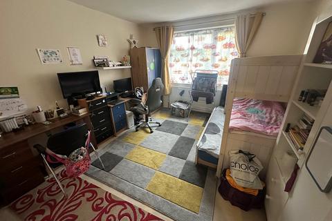 1 bedroom flat to rent, Stratton Close, Edgware, HA8