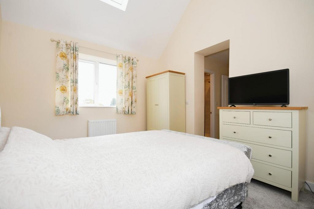 BEDROOM 1 04.jpg