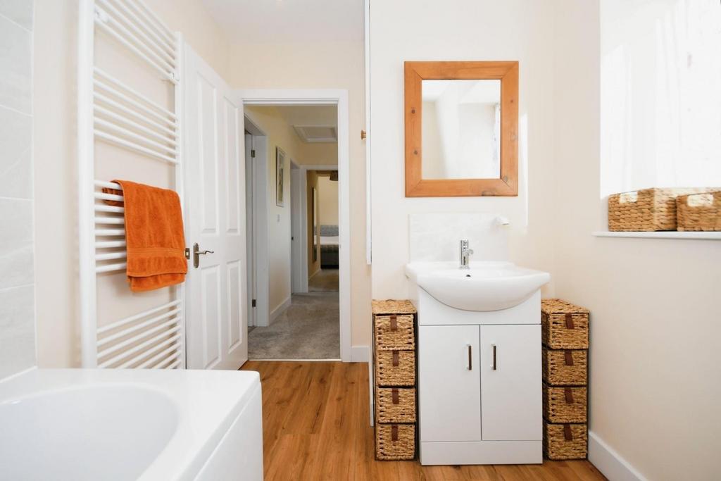 BATHROOM 02.jpg