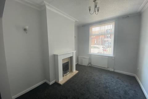 2 bedroom end of terrace house to rent, Lyndhurst Avenue, Denton