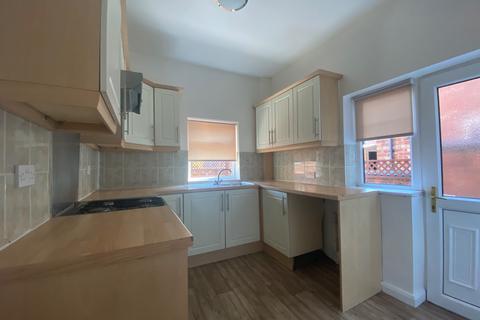 2 bedroom end of terrace house to rent, Lyndhurst Avenue, Denton