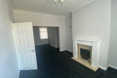 2 bedroom end of terrace house to rent, Lyndhurst Avenue, Denton