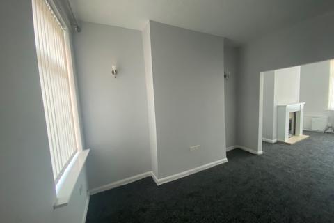 2 bedroom end of terrace house to rent, Lyndhurst Avenue, Denton