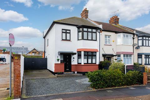 4 bedroom semi-detached house for sale, Elmsleigh Drive, Leigh-on-sea, SS9