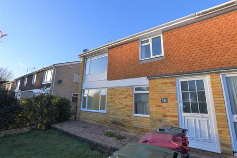 2 bedroom flat to rent, 16 Luscombe Close