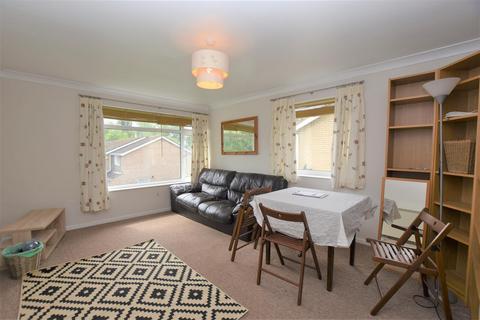 2 bedroom flat to rent, 16 Luscombe Close