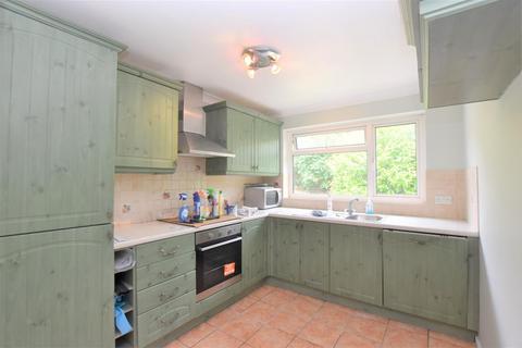 2 bedroom flat to rent, 16 Luscombe Close