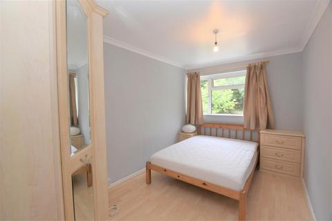 2 bedroom flat to rent, 16 Luscombe Close