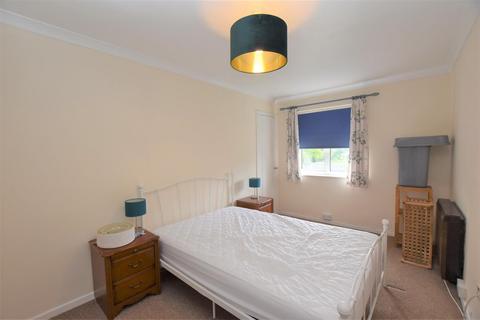 2 bedroom flat to rent, 16 Luscombe Close