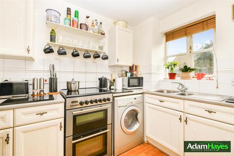 1 bedroom apartment for sale, Lucas Gardens, London N2