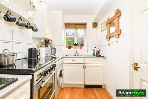 1 bedroom apartment for sale, Lucas Gardens, London N2