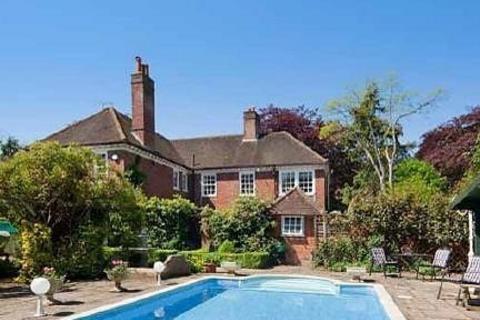 5 bedroom detached house to rent, Penn Road, Beaconsfield, Buckinghamshire, HP9