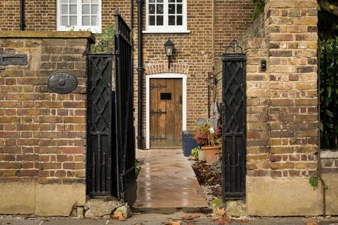 undefined, Hampton Court Road, East Molesey, Surrey, KT8