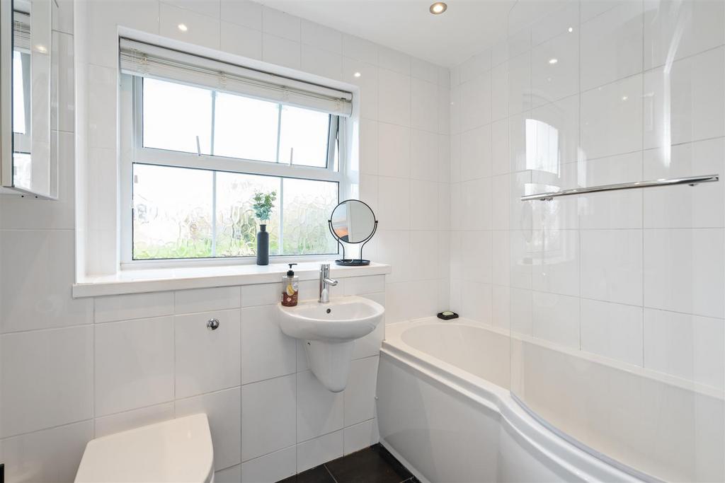 16 Maybridge Drive, Hillfield, B91 3 NE DMS3011 8.j
