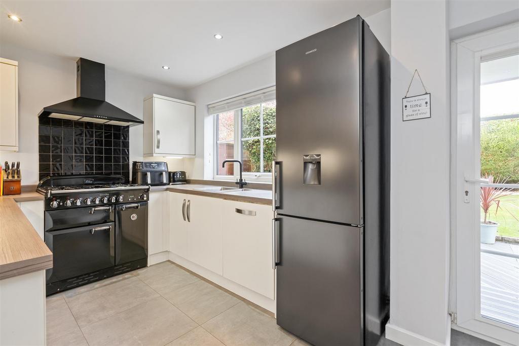 16 Maybridge Drive, Hillfield, B91 3 NE DMS3011 14.