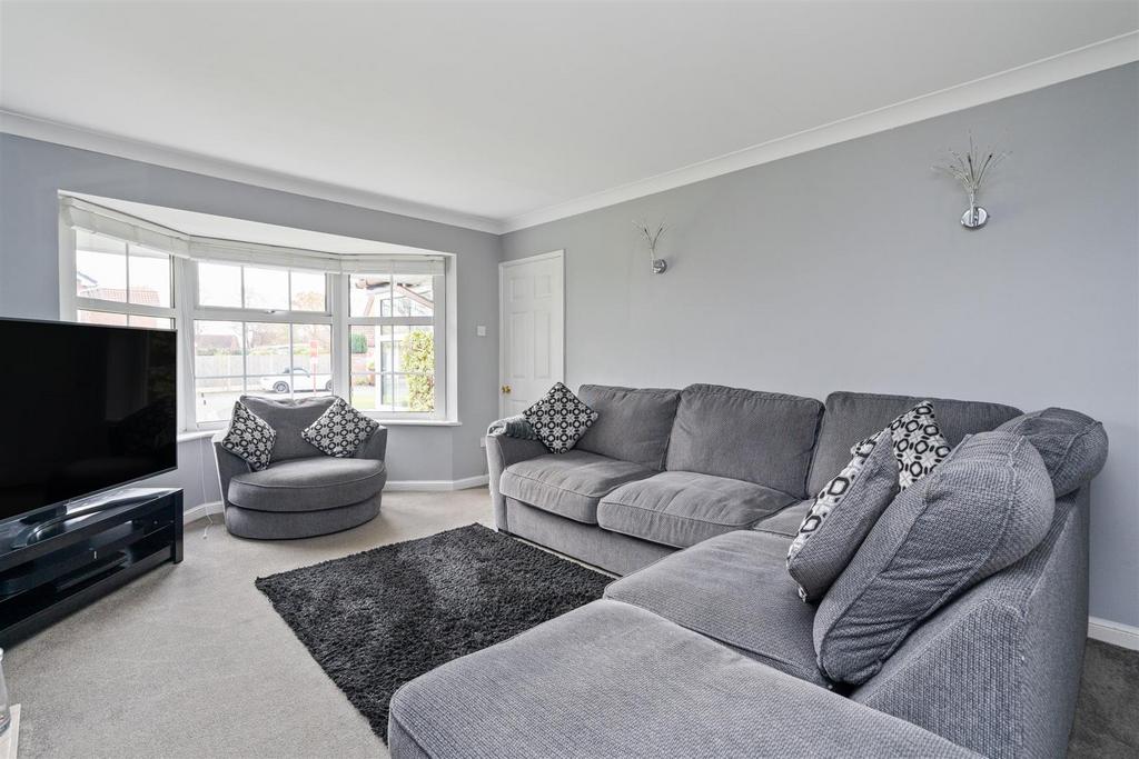 16 Maybridge Drive, Hillfield, B91 3 NE DMS3011 9.j