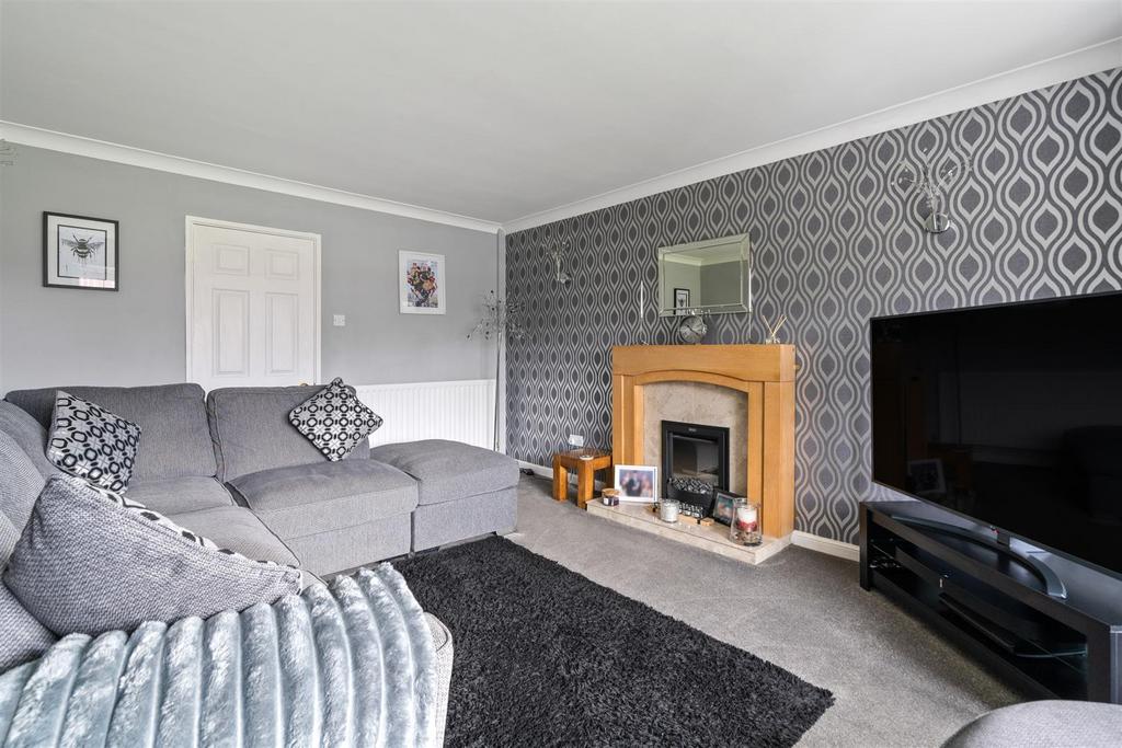 16 Maybridge Drive, Hillfield, B91 3 NE DMS3011 10.