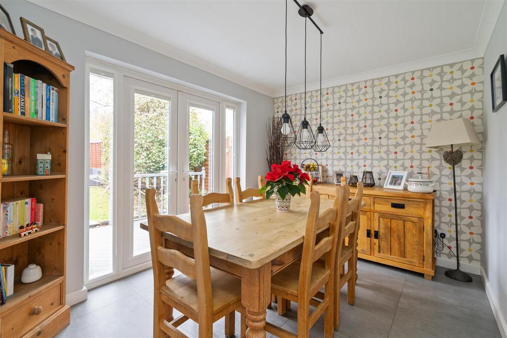 16 Maybridge Drive, Hillfield, B91 3 NE DMS3011 15.