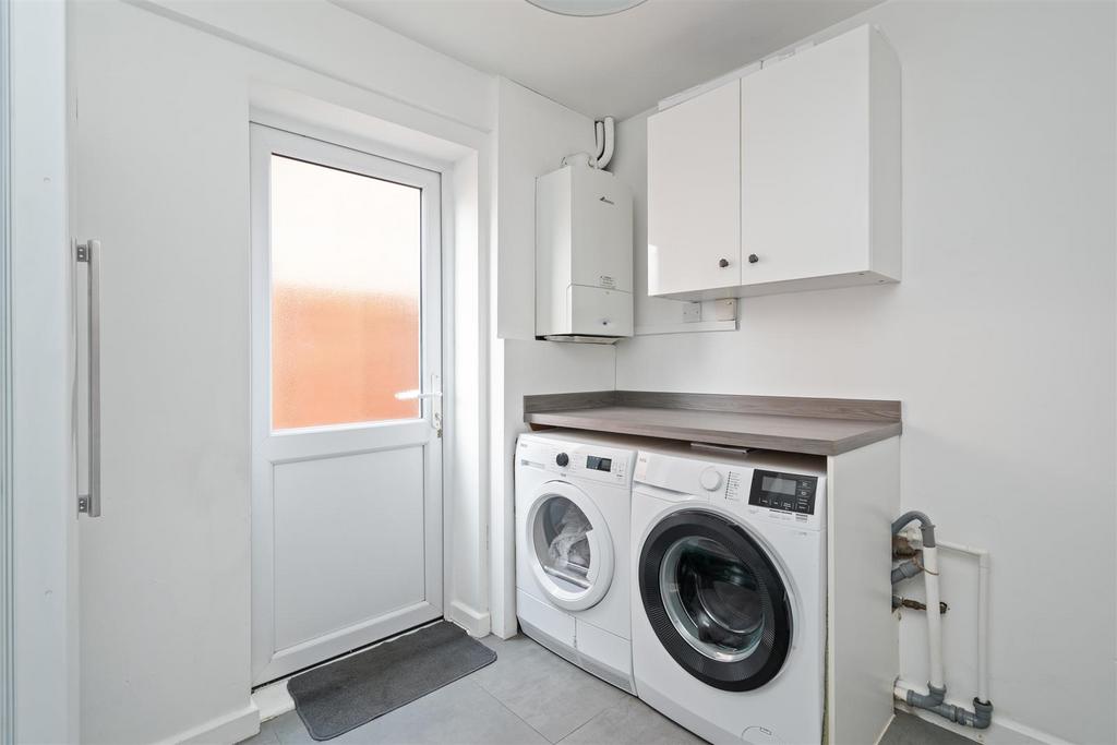 16 Maybridge Drive, Hillfield, B91 3 NE DMS3011 11.