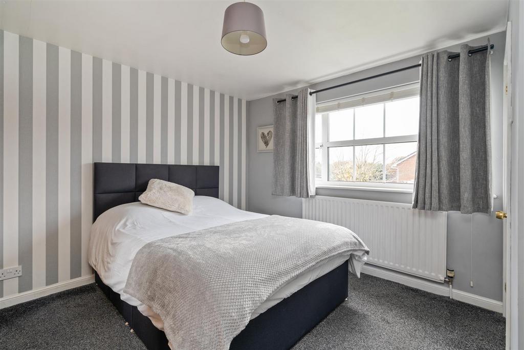16 Maybridge Drive, Hillfield, B91 3 NE DMS3011 1.j