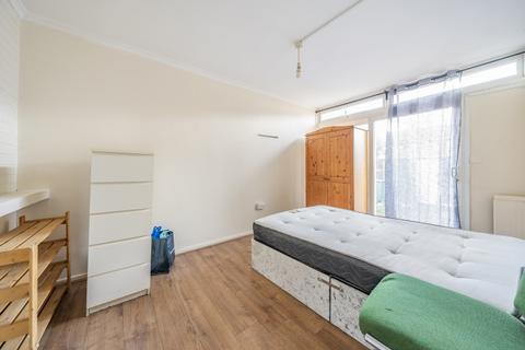 4 bedroom end of terrace house to rent, Honiton Gardens, Gibbon Road London SE15