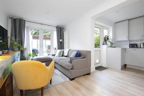 2 bedroom flat to rent, Lorne Road, Stroud Green