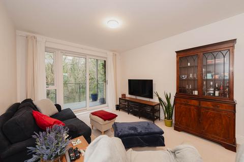 2 bedroom flat to rent, Lanthornes Court, Epsom