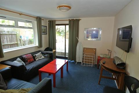 5 bedroom end of terrace house to rent, Cherrywood Avenue, Egham TW20